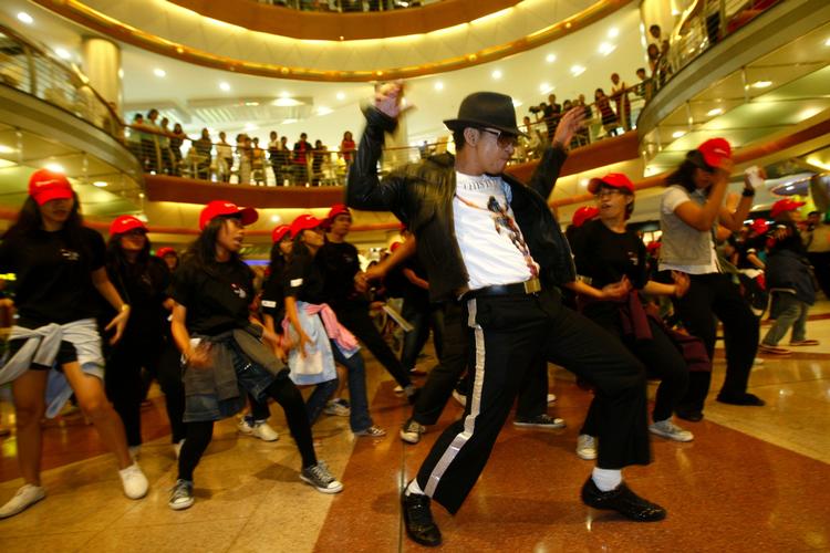 Opvisning af dansefærdigheder til sangen 'Beat it'  i Jakarta, Indonesien. 
