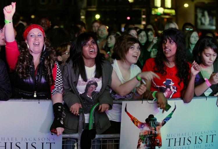 Jackson-fans sørgede for egen kæmpefest på Leicester Square i London. 