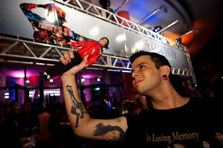 En fan med Jackson-tatovering til evigt minde. Roxy biografen i Rio Janeiro i Brasilien. 