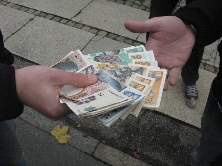 Penge skiftede hænder på den københavnske vestegn, da organisationen SUF donerede 30.000 kroner til de aktionerende skraldemænd.FOTO: Frank Hvilsom 