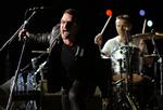Foto af Bono og Larry Mullen Jr. fra en koncert i Rose Bowl i Pasadena, Californien, i søndags. 