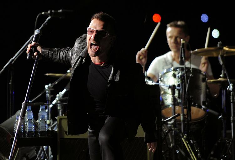 Foto af Bono og Larry Mullen Jr. fra en koncert i Rose Bowl i Pasadena, Californien, i søndags. 