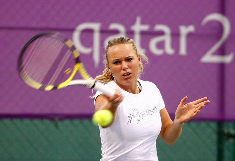 Hedetur. Caroline Wozniacki er klar til sin første kamp i Doha mod den formstærke hviderusser Viktoria Asarenka. 
