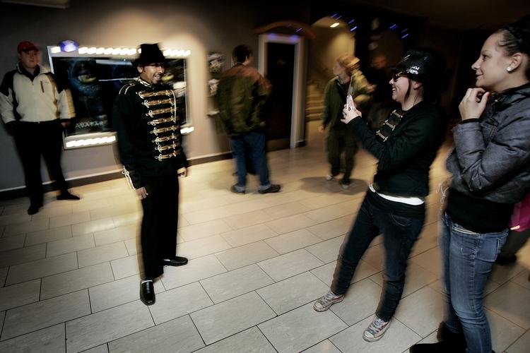 Imperial biografen i København lagde lærred til den danske Michael Jacksonpremiere i København onsdag formiddag. Bobby Anwar bliver fotograferet af Tara Horty, mens søster Amanda Horty kigger på. 