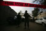 Terrorangreb: Afghanske betjente har afspærret området omkring det gæstehus, som selvmordsterrrorister angreb. 