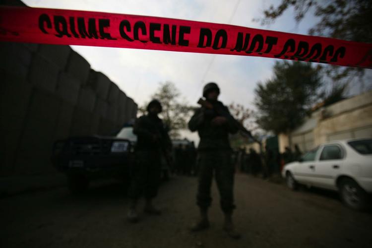 Terrorangreb: Afghanske betjente har afspærret området omkring det gæstehus, som selvmordsterrrorister angreb. 