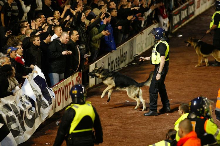 OPTØJER. Politiet brugte hunde for at kontrollere en gruppe af Manchester Uniteds fans under pokalkampen mod Barnsley. 