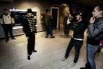 PREMIERE. Flere havde klædt sig ud som popstjernen til filmpremieren. Her bliver Bobby Anwar fotograferet af Tara Horty mens søster Amanda Horrty ser til. 