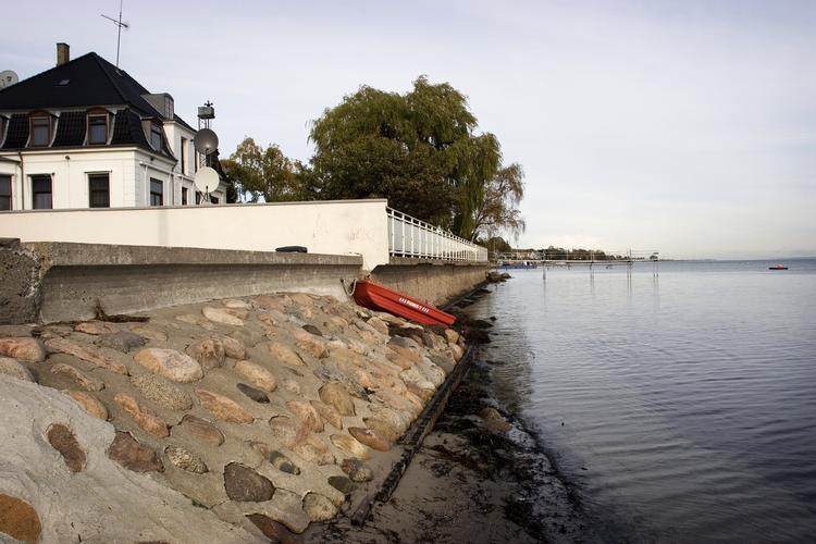 En klassisk villa på Strandvejen nord for København med en guddommelig udsigt over Øresund. 