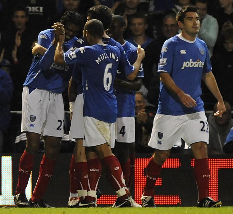 FALLIT. Portsmouth mangler at betale transferpenge til Arsenal og Chelsea. Nu koster det dem retten til at købe nye spillere. Arkivfoto. 
