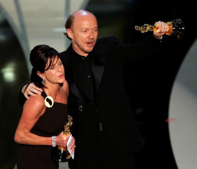 Paul Haggis modtog i 2006 to Oscar-statuetter for filmen 'Crash', som han har skrevet, instrueret og produceret. Her ses han på scenen i Kodak Theatre i Hollywood sammen med filmens anden producent Cathy Shulman. 