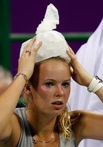 Der var varmt i Doha, så Caroline Wozniacki måtte bruge pauserne på at blive kølet ned. 