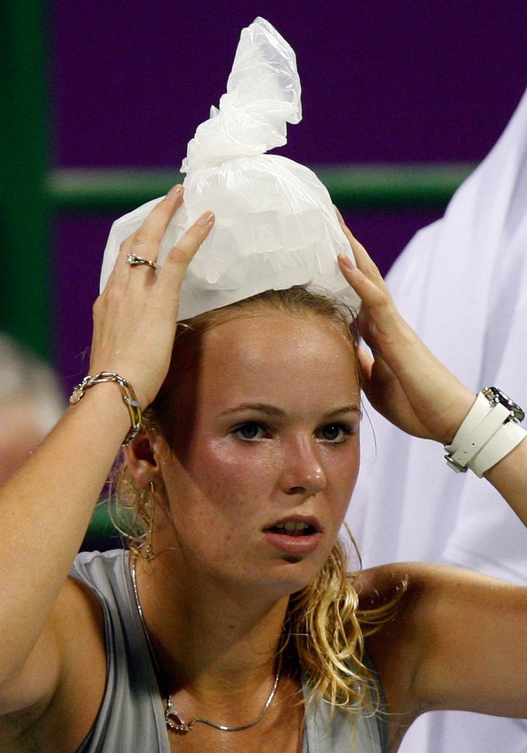 Der var varmt i Doha, så Caroline Wozniacki måtte bruge pauserne på at blive kølet ned. 