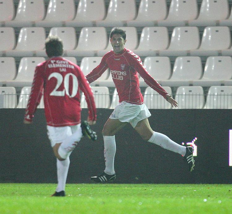 brøndbydræber. Eduardo Delani (til højre) jubler over scoringen på Vejle Stadion. 