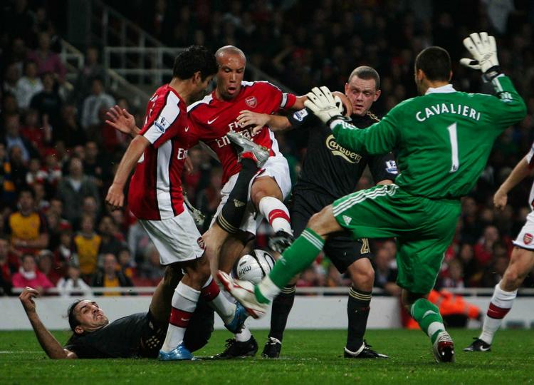 videre. Arsenal og Mikael Silvestre er klar til næste runde i Liga Cuppen 