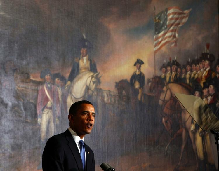 alliancer. Barack Obama leder efter loyale stammeledere i Afghanistan. Scenen på maleriet 'Surrender of Lord Cornwallis' bag ham viser britiske tropper, der i 1781 overgiver sig til general Benjamin Lincoln (på den hvide hest) og George Washington. 