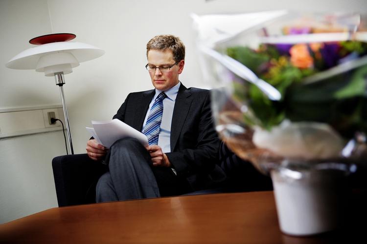 Forbrugerombudsmand Henrik Øe har måske skaffet de uheldige Jyske Bank-kunder et forlig. 