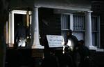 Betjente i Detroit går ind i Masjid al-Haqq-moskeen, hvis imam er blevet dræbt, da han modsatte sig anholdelse. 