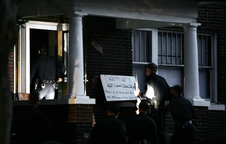 Betjente i Detroit går ind i Masjid al-Haqq-moskeen, hvis imam er blevet dræbt, da han modsatte sig anholdelse. 