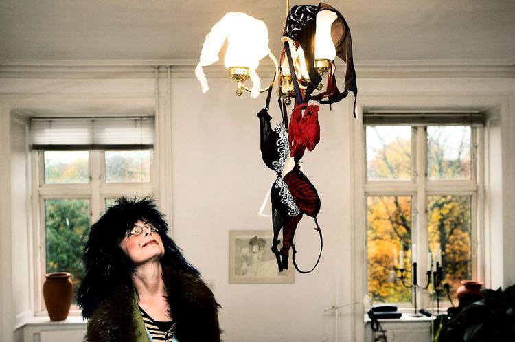 Anette Rasmussen under arbejdet med sin bh-lampe.  Der er tale om en prototype, som vil pynte i ethvert hjem. Flere varianter kan ventes. Foto: Astrid Dalum 