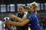 Kristina Bille (tv.) og Aalborg DH tabte i weekenden til Hypo fra Østrig. Nu ser EHF på kampen og især dommerne. 