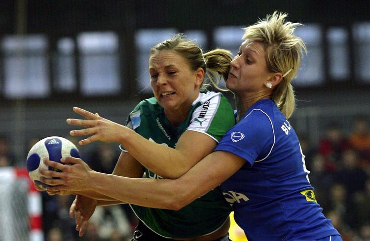 Kristina Bille (tv.) og Aalborg DH tabte i weekenden til Hypo fra Østrig. Nu ser EHF på kampen og især dommerne. 