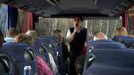 Bussen kører ikke videre, før nogen indrømmer, at de har ødelagt en gardinstang på bussens toilet. Filmen 'De Ufrivillige' skildrer konflikte nøgernt og autentisk, mener anmelderne. 