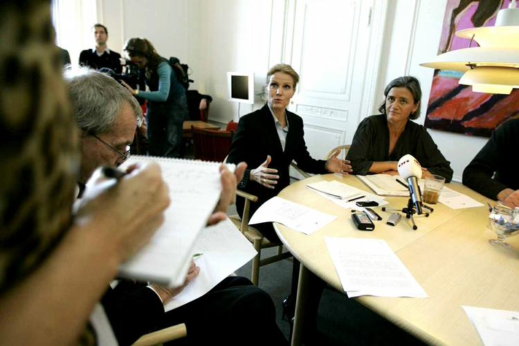 Løfte. »Vi laver ikke om på efterlønnen«, siger S-leder Helle Thorning-Schmidt, efter oppositionen har opgivet at være med i velfærdsaftalen. 