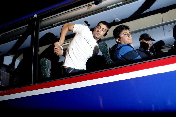 Natten til torsdag den 13. august gik politiet ind i Brorsons kirke på Nørrebro og anholdte de afviste irakiske asylansøgere, der i gennem tre måneder havde opholdt sig der. Irakernes liv i kirken og efterfølgende i Ellebæk fængslet i sandholmlejren er udgangspunktet for Åge Rais-Nordentofts nye dokumentarfilm 'Afvist'. 