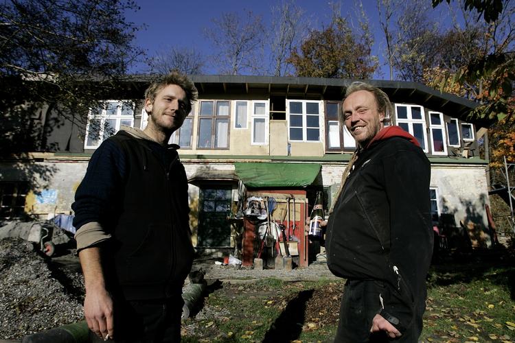 »Det her er vores drøm«, siger Emil Cold og Ulf Kjellberg.For et år siden førte en rydning af 'Vadestedet' til voldsomme gadekampe omkring Christiania. 