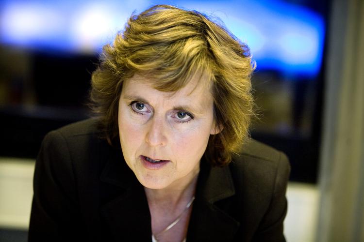 Connie Hedegaard selv holder EU-kortene tæt ind til kroppen. 