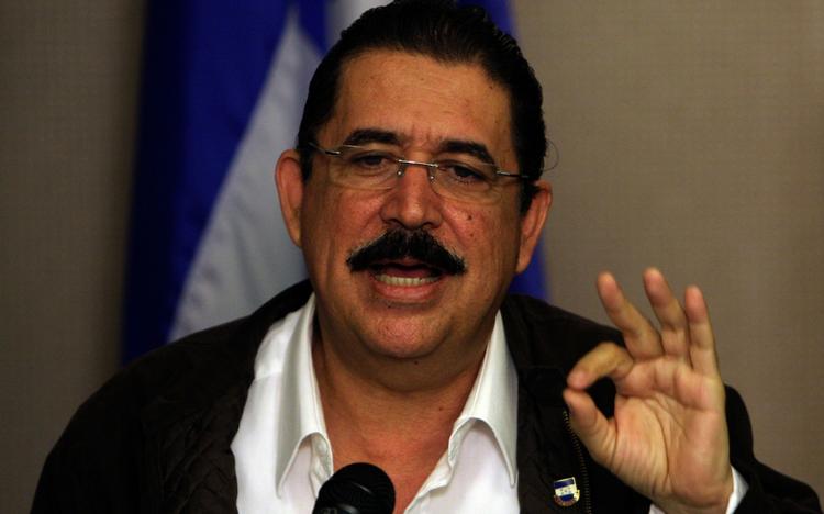 Kupleder Robert Micheletti er gået med til at underskrive en aftale, som genindsætter den afsatte Manuel Zelaya som præsident for Honduras. 