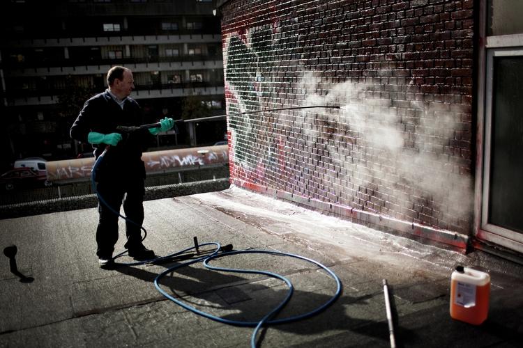 Nedrensning. Jens B. Jensen fra firmaet Den Rene Facade vasker graffiti ned på Frederiksberg. 