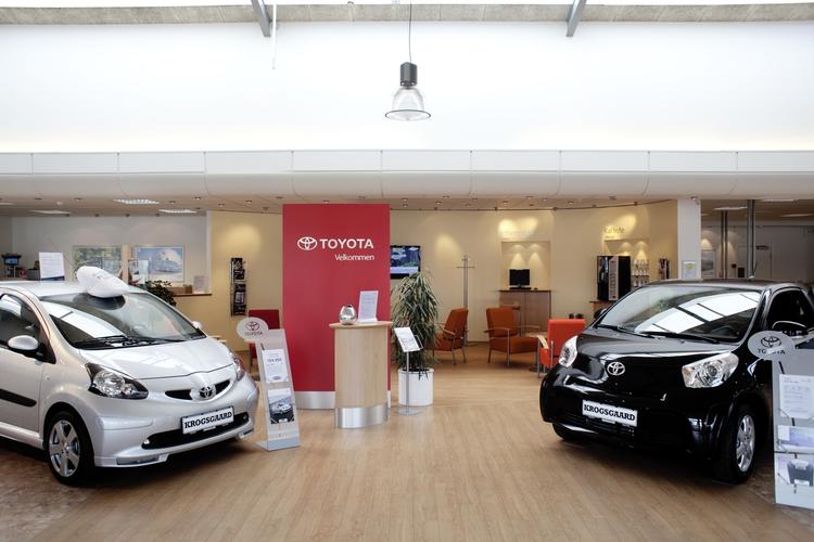 Bilkøbere må finde sig i, at den nye bil kan være op til et år gammel. Kun hvis den er endnu ældre, er der grund til at klage. Toyota-modellerne på billedet er dog ganske nye. 