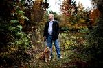Tungsind. Troels Hansen forsøger at bruge vandreture med hunden Baloo som terapi mod sin årelange depression. Han vil gerne til psykolog, men det har han som arbejdsløs ikke råd til – og han kan ikke få offentlig støtte, fordi haner 54 år. Foto: Joachim Adrian