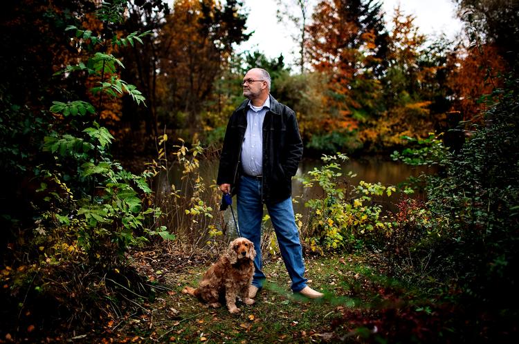Tungsind. Troels Hansen forsøger at bruge vandreture med hunden Baloo som terapi mod sin årelange depression. Han vil gerne til psykolog, men det har han som arbejdsløs ikke råd til – og han kan ikke få offentlig støtte, fordi haner 54 år. Foto: Joachim Adrian