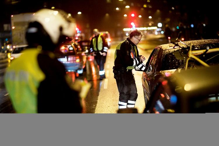 Færdselspolitiet er gå gaden i aften og i nat over hele landet for at fange bilister, der har fået lidt for mange juleøl. 