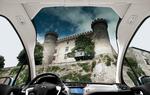 I en normal bil ville man kun se halvdelen af borgen. Citroën C3 med den særlige Zenith- forrude, som vil koste ca. 15.000 kroner ekstra, giver udsyn til det hele. Foto: Citroën 