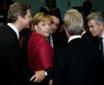 Korridorsnak. Tysklands kansler Angela Merkel drøfter sagen i en pause i forhandlingerne med repræsentanter for Tysklands og Frankrigs delegation. 