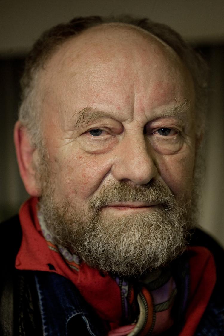 Bombetrussel. Kurt Westergaard og hans naboer er blevet evakueret, efter en ukendt pakke er fundet foran tegnerens hjem. 