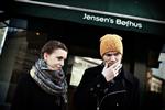 Gæster på vej ind i Jensens Bøfhus på Vesterbrogade. 