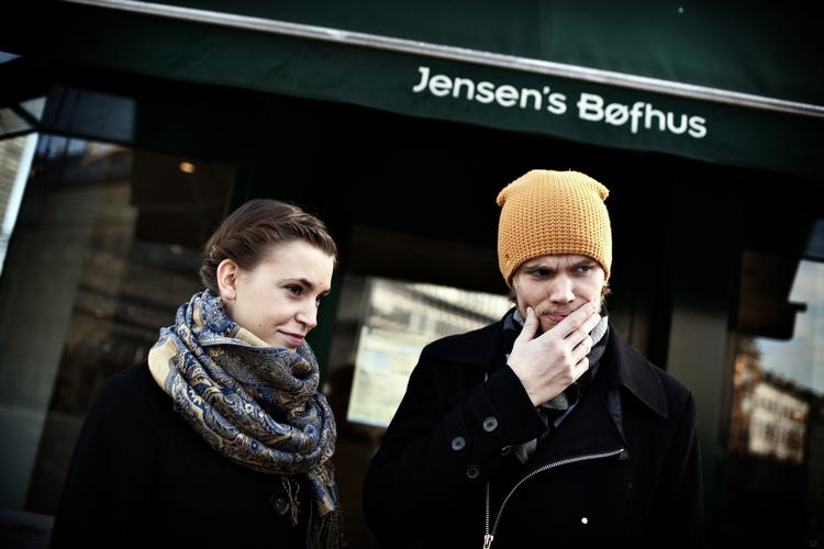 Gæster på vej ind i Jensens Bøfhus på Vesterbrogade. 