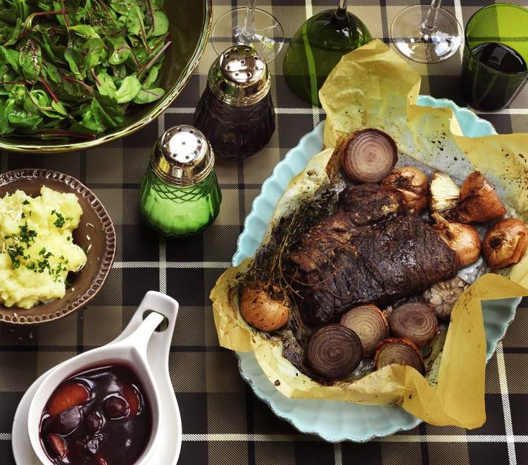 Gammeldags oksesteg med nymodens tilbehør. 