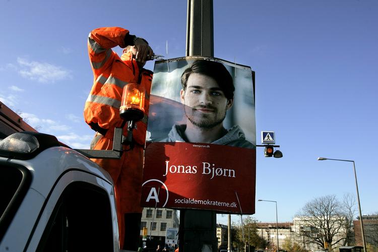 Nedrivning. Socialdemokraten Jonas Bjørn har tyvstartet valgkampen og straffen falder prompte i København. Valgplakaterne bliver klippet ned. 