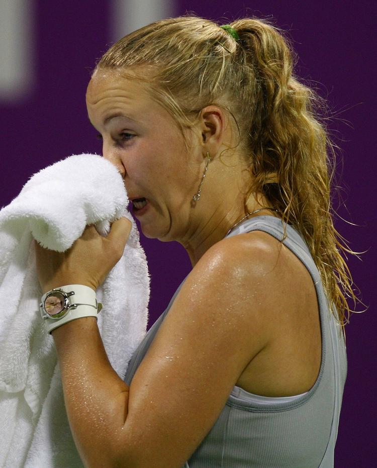 NEDTUR. Skaden betød, at Caroline Wozniacki hurtigt var klar over, at hun intet kunne stille op mod Jelena Jankovic. 