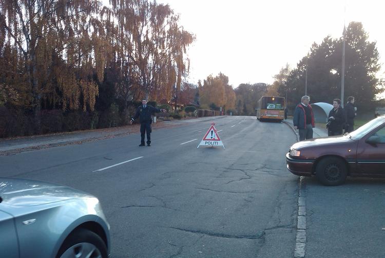 Police cordoned off the area around Kurt Westergaard's house. Cordons have now been removed after the bomb squad has dealt with the package. It is not yet known what the package contained. 