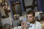 Sommelier Rune Elkjær smager på en anden vin end månedens luksusvine. Her imponerer især et par rustikke hvidvine. Arkiv 