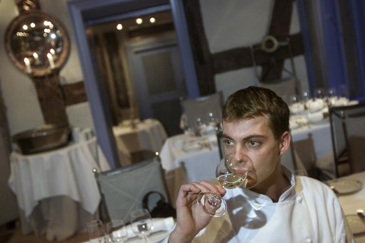 Sommelier Rune Elkjær smager på en anden vin end månedens luksusvine. Her imponerer især et par rustikke hvidvine. Arkiv 
