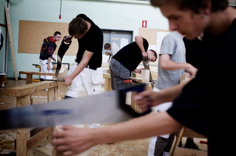Tømrere. I forhold til eleverne i gymnasiet forlader mange unge erhvervsuddannelserne i utide. Disse elever fra tømreruddannelsen på Erhvervsskolen Nordsjælland holder dog ved. Arkivfoto: Niels Christensen 