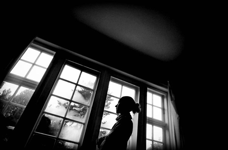 Folkesygdom. Deprimerede danskere over 37 år bliver sendt på apoteket frem for til psykologen. Eksperter og foreninger er forargede. 